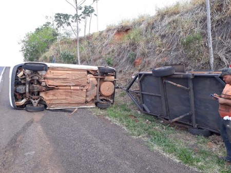Veículo tomba na Rodovia Comandante João Ribeiro de Barros, em Flórida Paulista