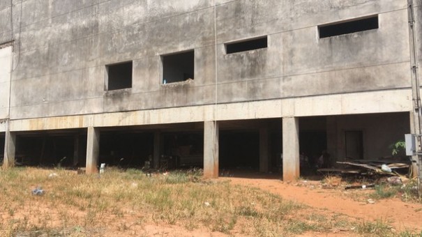 Homem � encontrado morto com corte no pesco�o em constru��o abandonada em Dracena