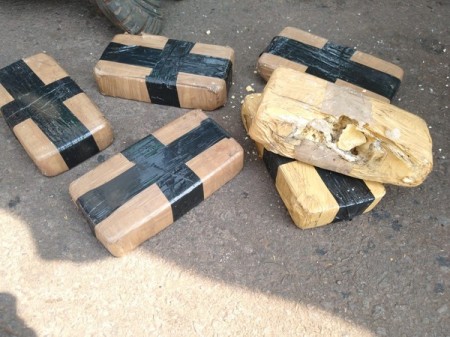 Motorista é preso após ser flagrado com mais de 200 quilos de cocaína escondidos em pneus de caminhão