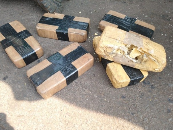 Motorista � preso ap�s ser flagrado com mais de 200 quilos de coca�na escondidos em pneus de caminh�o