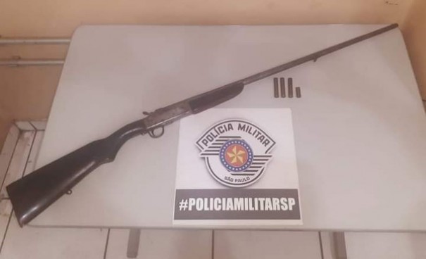 Ap�s desentendimento, homem � preso pela PM com espingarda e muni��es em Paulic�ia