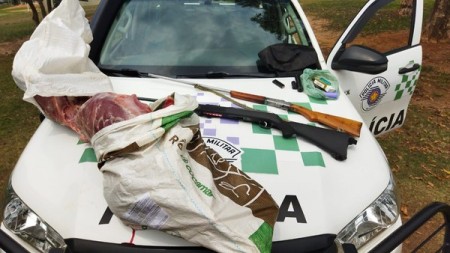 Capivara abatida, espingardas e munições são apreendidas durante fiscalização em fazenda em Pirapozinho