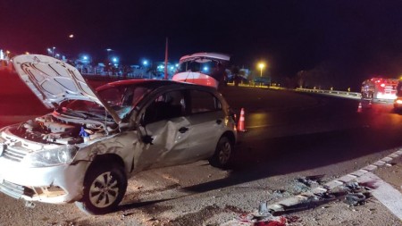 Homem e adolescente ficam gravemente feridos após carro bater contra árvore e capotar na SP-294