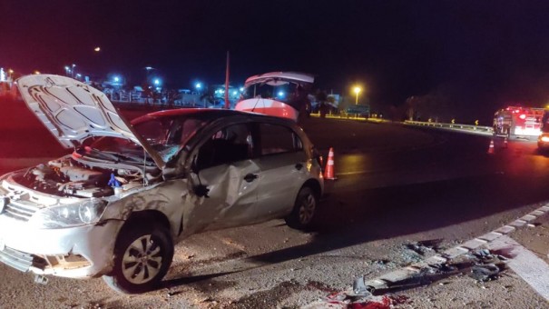 Homem e adolescente ficam gravemente feridos ap�s carro bater contra �rvore e capotar na SP-294