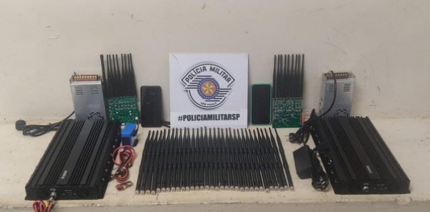 Equipamentos avaliados em at� R$ 13 mil usados em roubos de cargas s�o localizados escondidos em carro