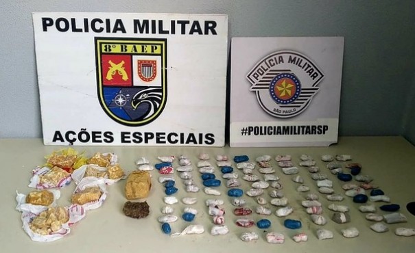 Pol�cia Militar apreende maconha e crack ap�s flagrar homem pulando muro de casa abandonada