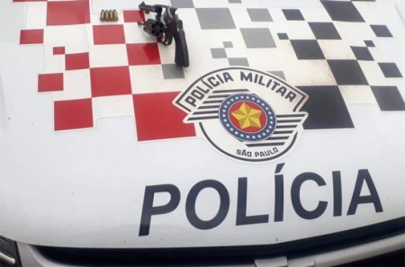 Polícia Militar de Bastos suspeita de veículo em fuga e apreende revólver e munições