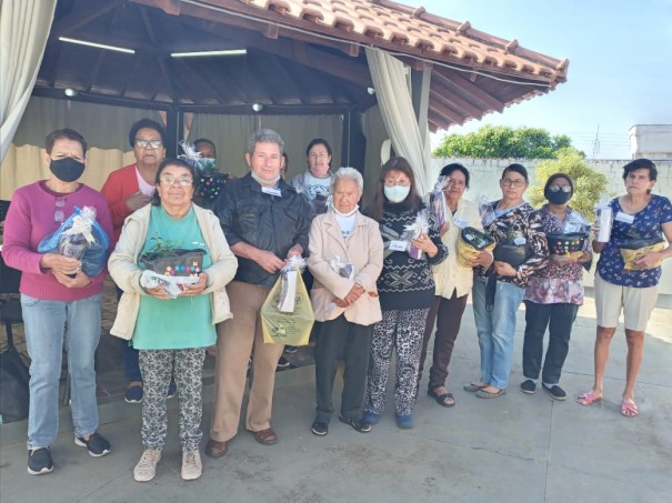 Servi�o de Conviv�ncia � Fortalecimento de V�nculos na Melhor Idade de OC realiza plantio de flores em alus�o ao Agosto Lil�s