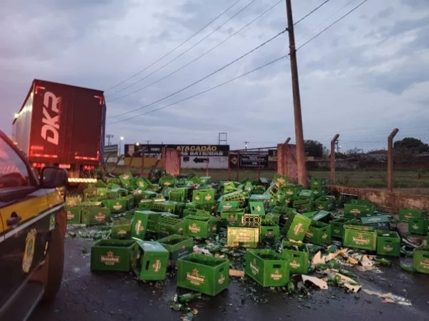 Caixas de cerveja caem de carreta e se espalham em trecho urbano da Rodovia BR-153 em Mar�lia