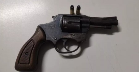 Denúncia sobre possível autor de roubo a posto de combustíveis acaba com rapaz preso e arma de fogo apreendida