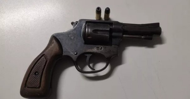 Den�ncia sobre poss�vel autor de roubo a posto de combust�veis acaba com rapaz preso e arma de fogo apreendida