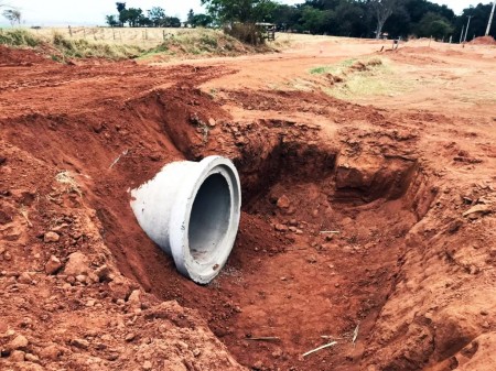 FLÓRIDA: Obra de drenagem pluvial é realizada na vicinal que liga Ameliópolis e Flórida para início da pavimentação