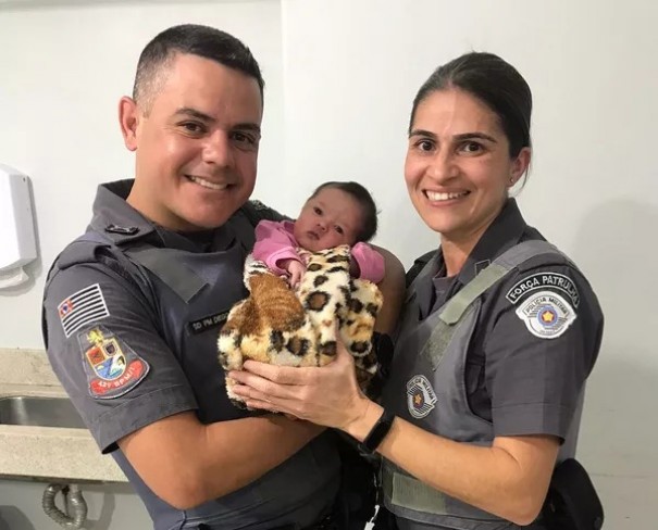 Policiais militares adotam procedimento conhecido como �Manobra de Heimlich� para salvar beb� rec�m-nascida engasgada