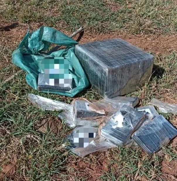 Fardos de coca�na foram arremessados de avi�o bimotor incendiado em Mirante do Paranapanema