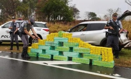 Para escapar de abordagem policial, motorista abandona carro lotado de maconha e foge a pé por dentro de canavial em Martinópolis