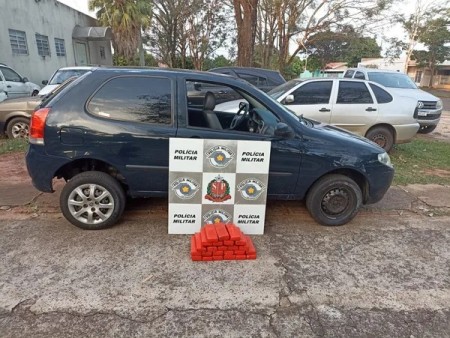 Sob carpete de porta-malas de carro, Polícia Militar localiza tabletes de maconha e prende homem