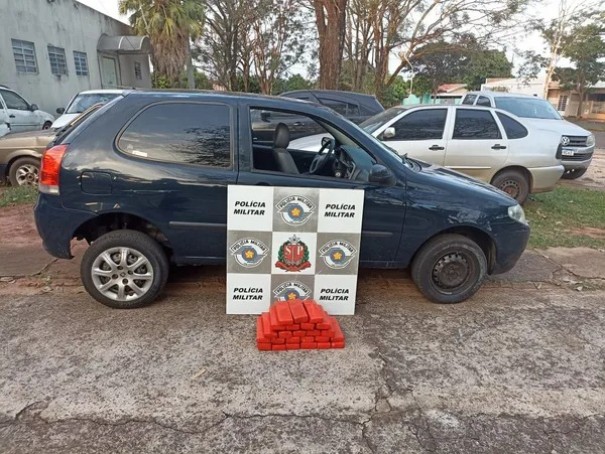 Sob carpete de porta-malas de carro, Pol�cia Militar localiza tabletes de maconha e prende homem