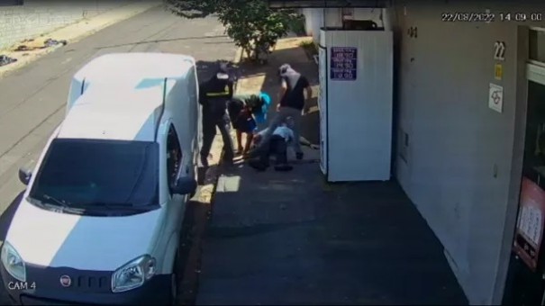 Trio armado com facas aborda entregador e rouba carro carregado com cigarros e doces