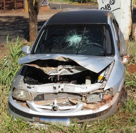 Motorista perde o controle da direção e sofre lesões graves após carro sair da pista e bater em barranco em Dracena