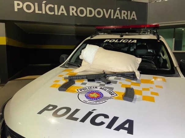 Mulher � presa com fuzil e carregadores no travesseiro em �nibus na Rodovia Raposo Tavares, em Presidente Venceslau