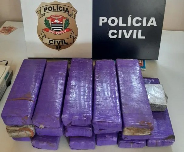 Pol�cia Civil encontra e apreende mais de 12 quilos de maconha em mochila abandonada em Martin�polis