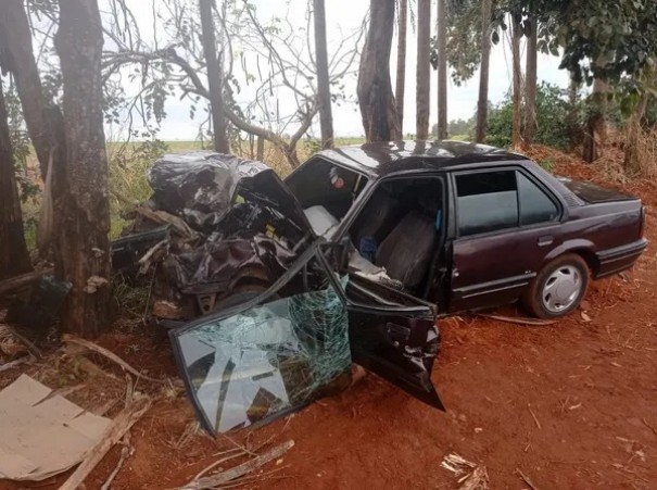 Colis�o envolve dois carros e deixa uma v�tima gravemente ferida na Rodovia Arlindo B�ttio