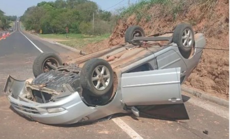 Capotamento deixa duas pessoas feridas na SP-294 em Lucélia