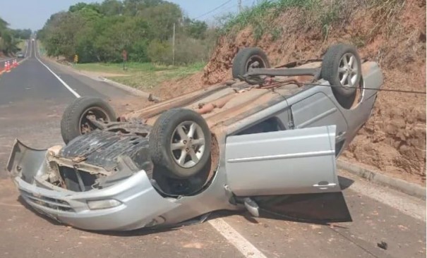 Capotamento deixa duas pessoas feridas na SP-294 em Luc�lia