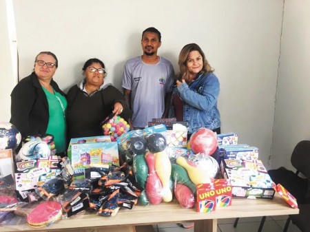 SALMOURÃO: Prefeita faz entrega de kit esportivo