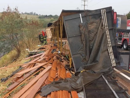 Caminhão carregado com madeira tomba na Rodovia Júlio Budiski em Presidente Prudente