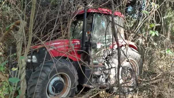 Sistema de rastreamento ajuda pol�cia a recuperar tratores furtados escondidos em mata fechada