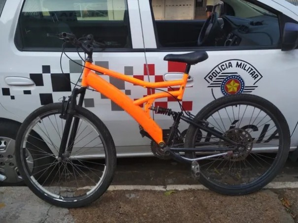 Ap�s falar com m�e da v�tima, homem entra em garagem de resid�ncia e furta bicicleta em Adamantina