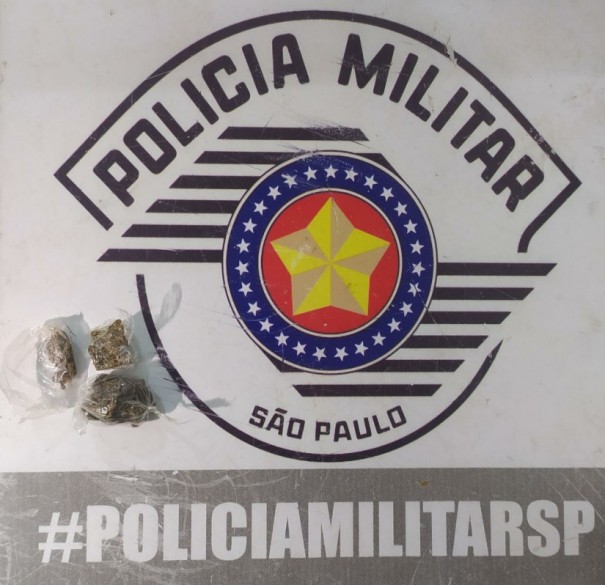 Durante abordagem, PM surpreende dois indiv�duos com maconha em Salmour�o