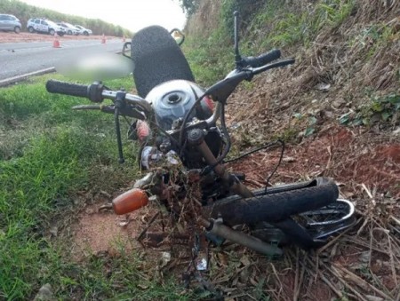 Batida entre motocicleta e caminhão mata homem em estrada vicinal de Narandiba