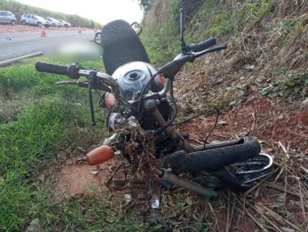 Batida entre motocicleta e caminh�o mata homem em estrada vicinal de Narandiba