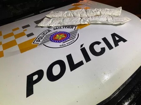 Com 'cintas' de crack presas na cintura, passageira de ônibus fica nervosa em abordagem policial e acaba presa