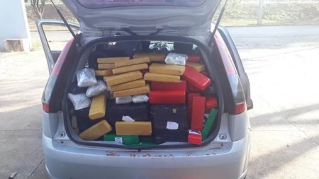 Maconha e skank são apreendidos durante fiscalização policial no Centro, em Teodoro Sampaio