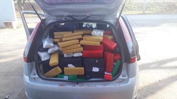 Maconha e skank s�o apreendidos durante fiscaliza��o policial no Centro, em Teodoro Sampaio