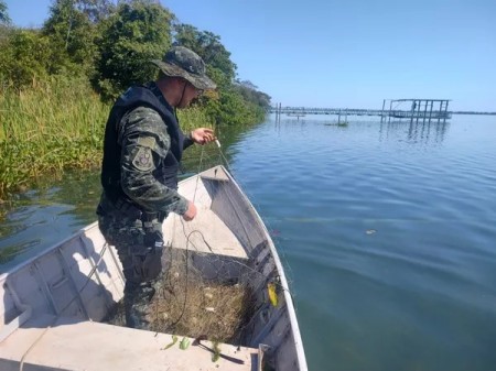 Fiscalização náutica apreende 400 metros de redes de pesca armadas irregularmente, em Panorama