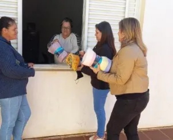 SALMOURO: Prefeitura, Departamento Social e Cras entregam 600 mantas para famlias