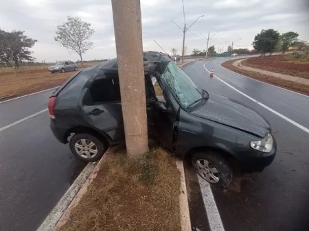 Carro bate contra poste em acesso da Rodovia General Euclides de Oliveira Figueiredo, em Teodoro Sampaio