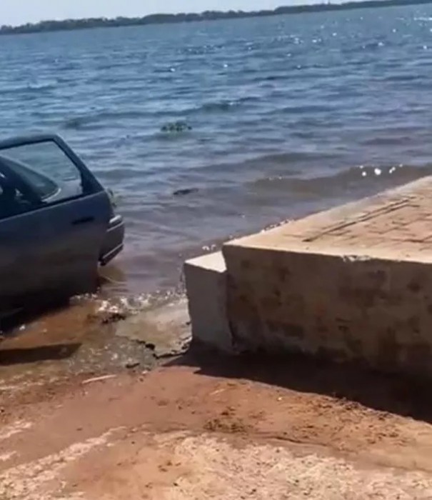 Policiais militares resgatam crian�as de carro parcialmente submerso no Rio Paran�, em Paulic�ia