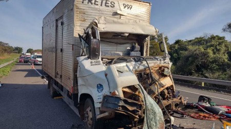 Caminhoneiro morre em acidente com carreta bitrem na BR-153 em Marília