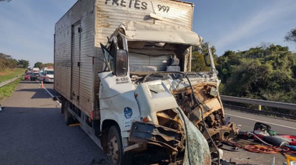 Caminhoneiro morre em acidente com carreta bitrem na BR-153 em Mar�lia