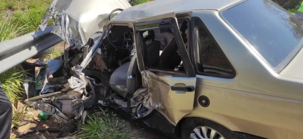Motorista fica ferido ap�s perder o controle da dire��o e bater carro em defensa met�lica na Rodovia J�lio Budiski