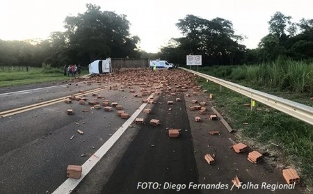 Carro fica parcialmente submerso e caminhão tomba após colisão na SP-294