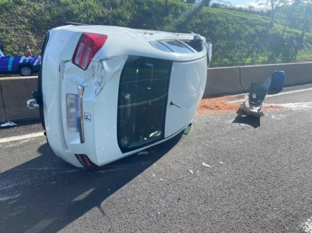 Duas mulheres ficam feridas após capotamento de carro na Rodovia Raposo Tavares, em Presidente Prudente