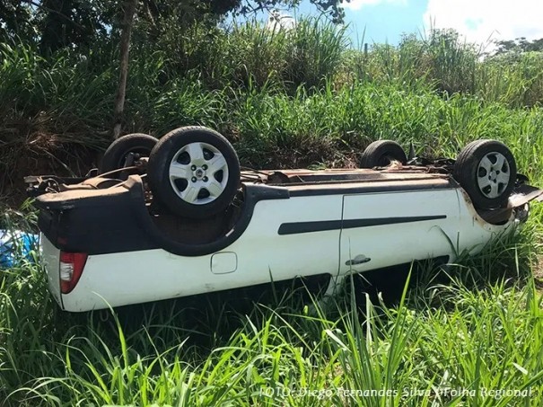 Motorista sai ileso de capotamento na SP-294