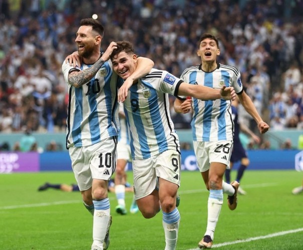 Com brilho de Messi e lvarez, Argentina chega  final da Copa