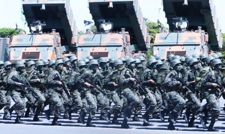 Decretos oficializam troca de comando no Exército